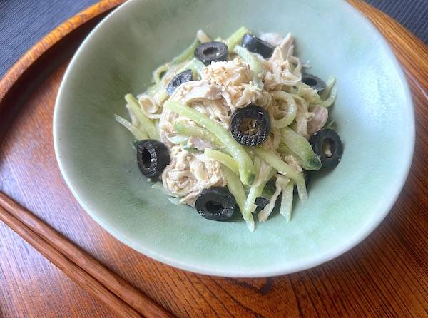 Insalata di pollo con kiriboshi daikon essiccato e cetriolo