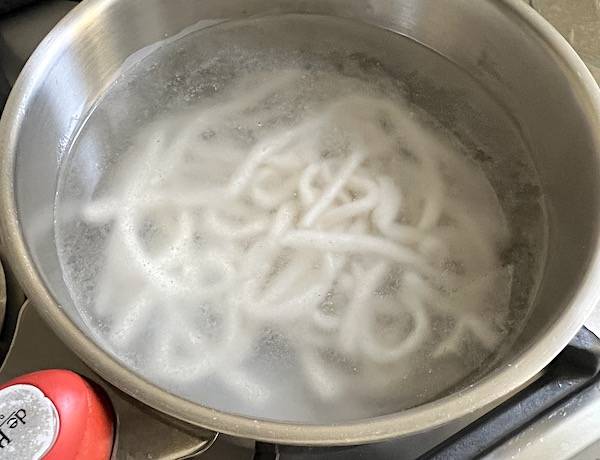 Udon fatti in casa con farina di riso e fecola di tapioca (senza glutine)