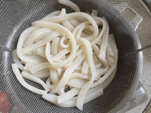 Udon fatti in casa con farina di riso e fecola di tapioca (senza glutine)