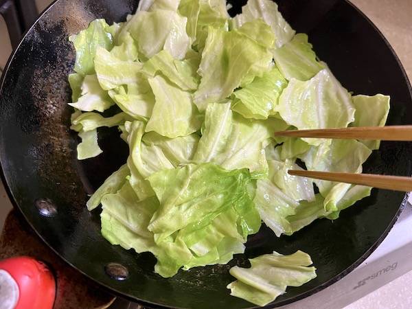 udon saltati yakiudon con cavolo e shio kombu 