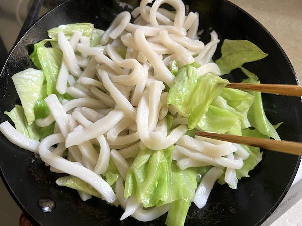 udon saltati yakiudon con cavolo e shio kombu 