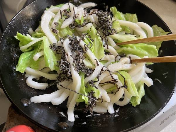 udon saltati yakiudon con cavolo e shio kombu 