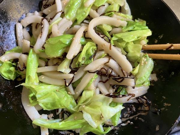 udon saltati yakiudon con cavolo e shio kombu 