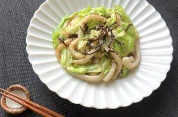 udon saltati yakiudon con cavolo e shio konbu (alghe salate)