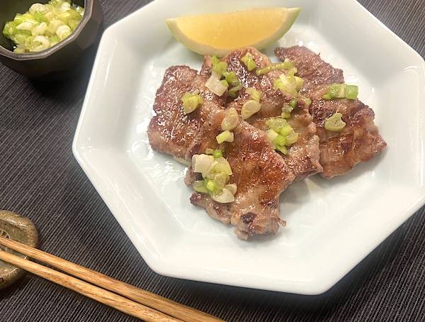 lingua di manzo alla piastra con sale cipollotti limone (Neghi-shio Gyutan)